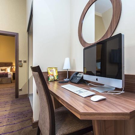 Merchants Crown Suites And Spa Prag Exterior foto A computer in a hotel room