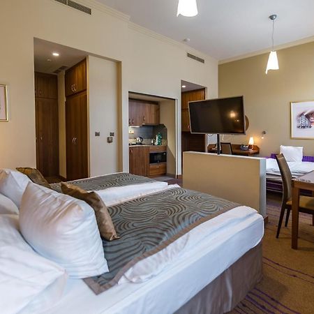 Merchants Crown Suites And Spa Prag Exterior foto A typical studio apartment