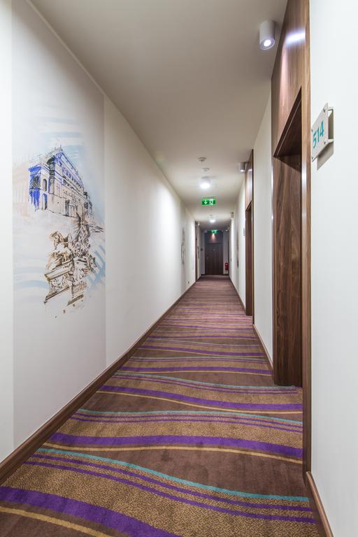 Merchants Crown Suites And Spa Prag Exterior foto A typical hotel corridor
