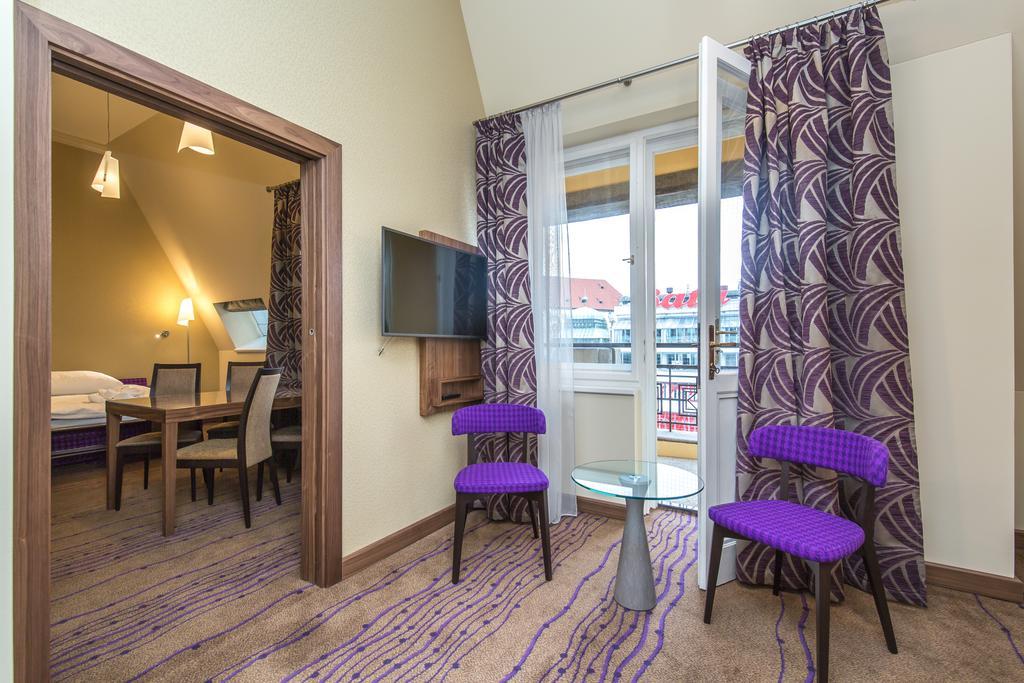 Merchants Crown Suites And Spa Prag Exterior foto Suite