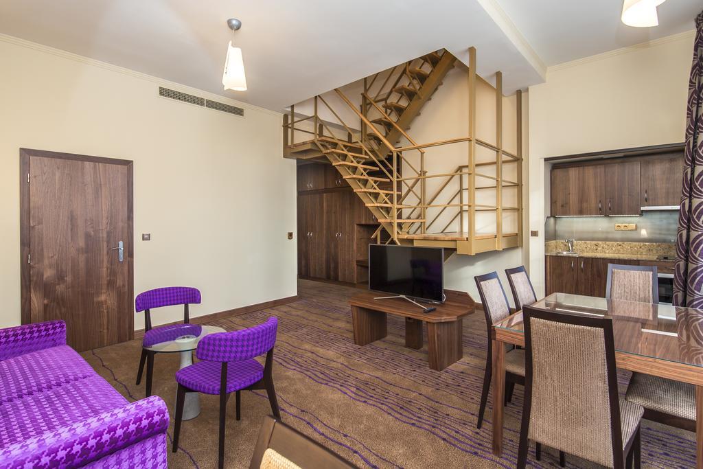 Merchants Crown Suites And Spa Prag Exterior foto A typical apartment