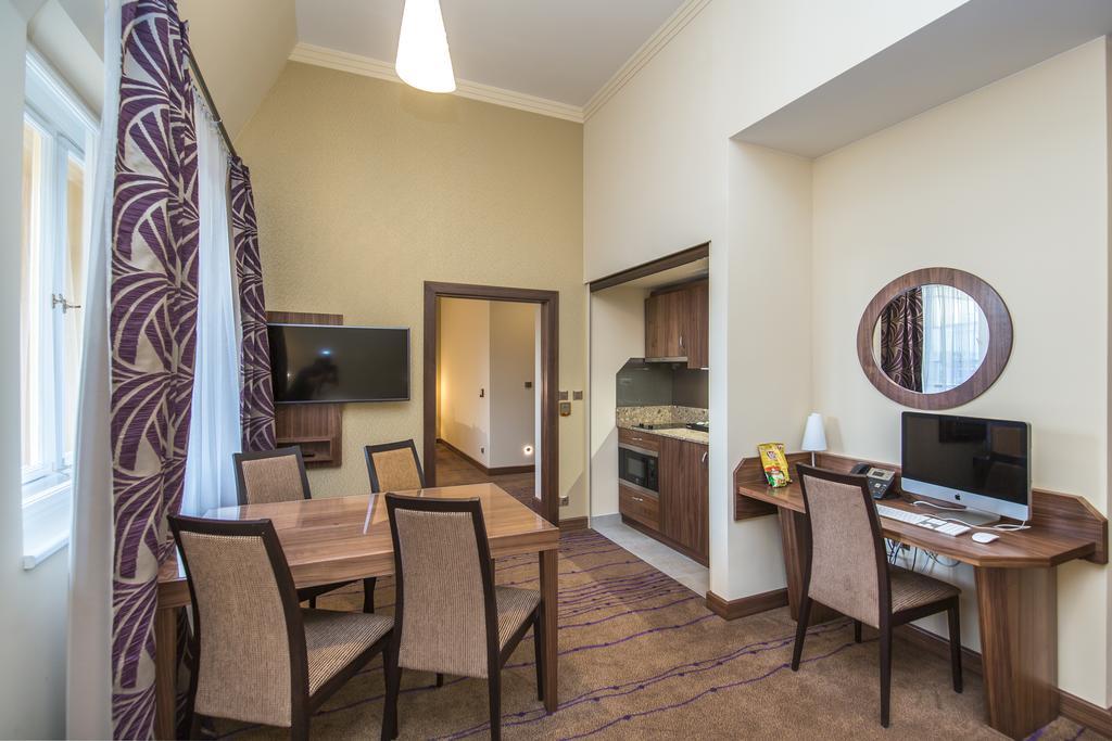Merchants Crown Suites And Spa Prag Exterior foto A typical apartment