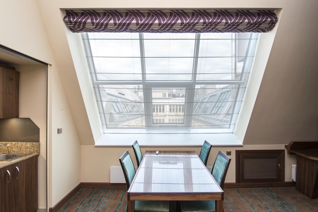 Merchants Crown Suites And Spa Prag Exterior foto Roman shade