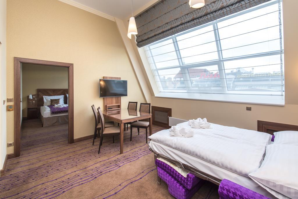 Merchants Crown Suites And Spa Prag Exterior foto A Premier Inn room
