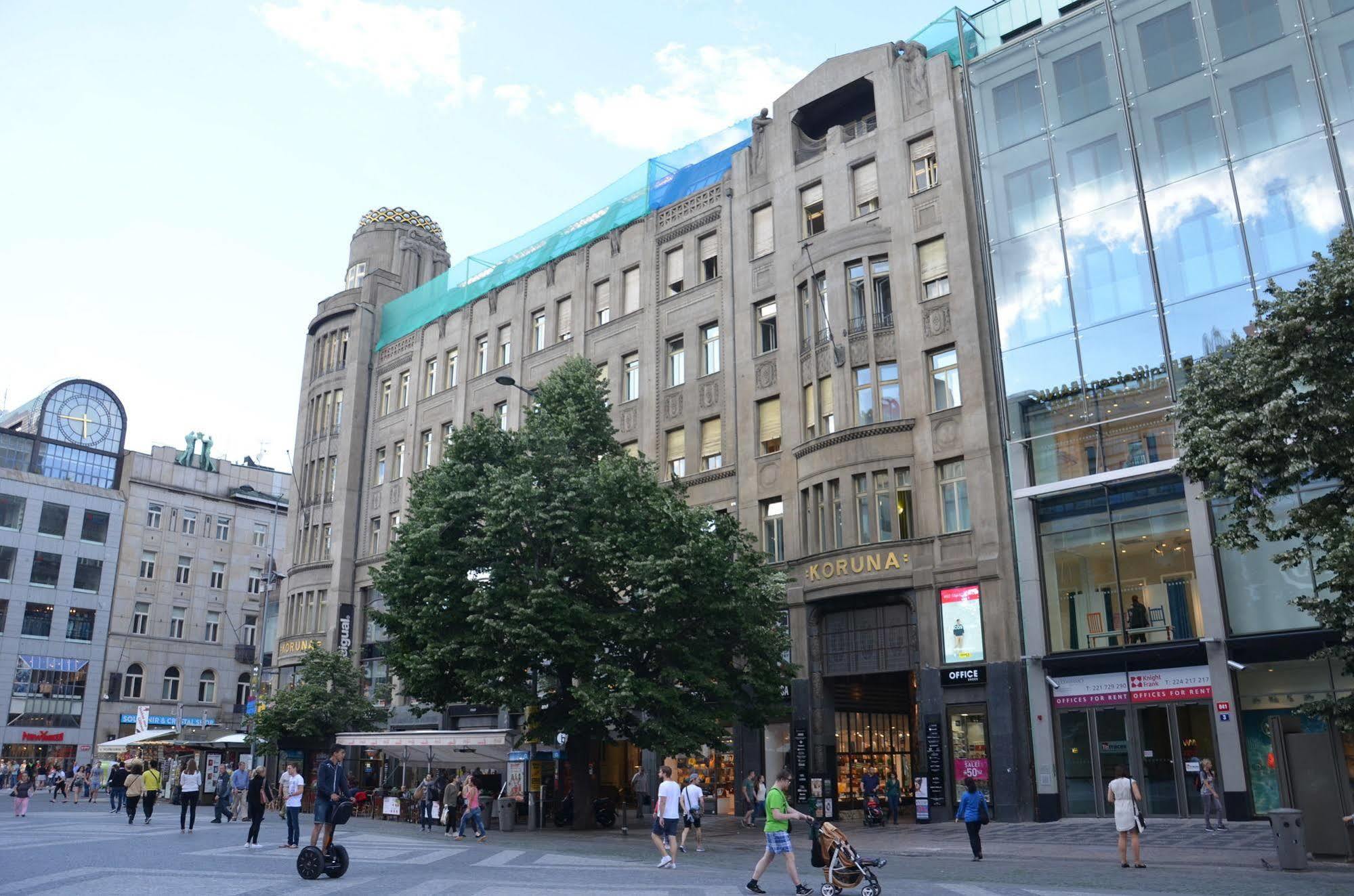 Merchants Crown Suites And Spa Prag Exterior foto The former department store, now a shopping centre