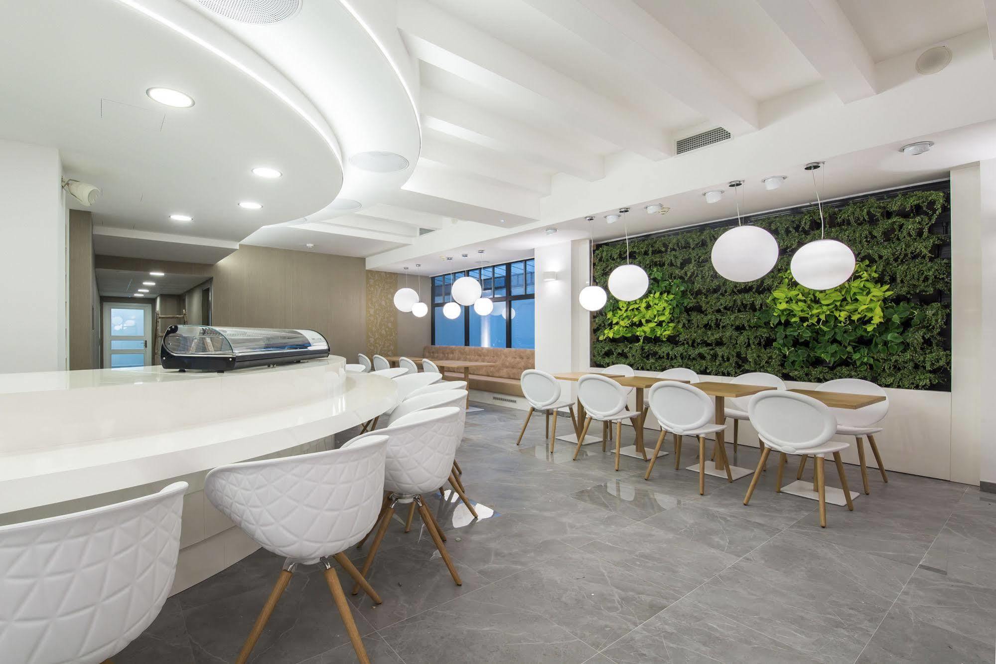 Merchants Crown Suites And Spa Prag Exterior foto The Green Wall at the 10th floor of the building