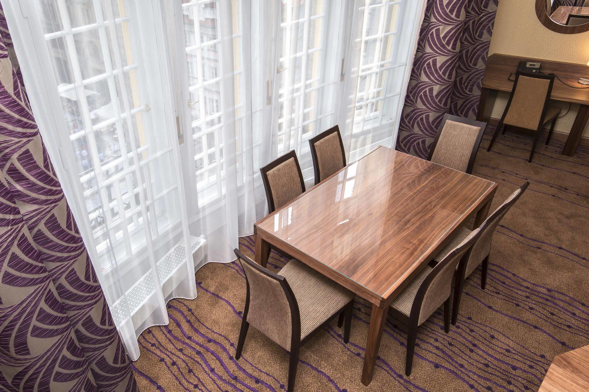 Merchants Crown Suites And Spa Prag Exterior foto A table and chairs