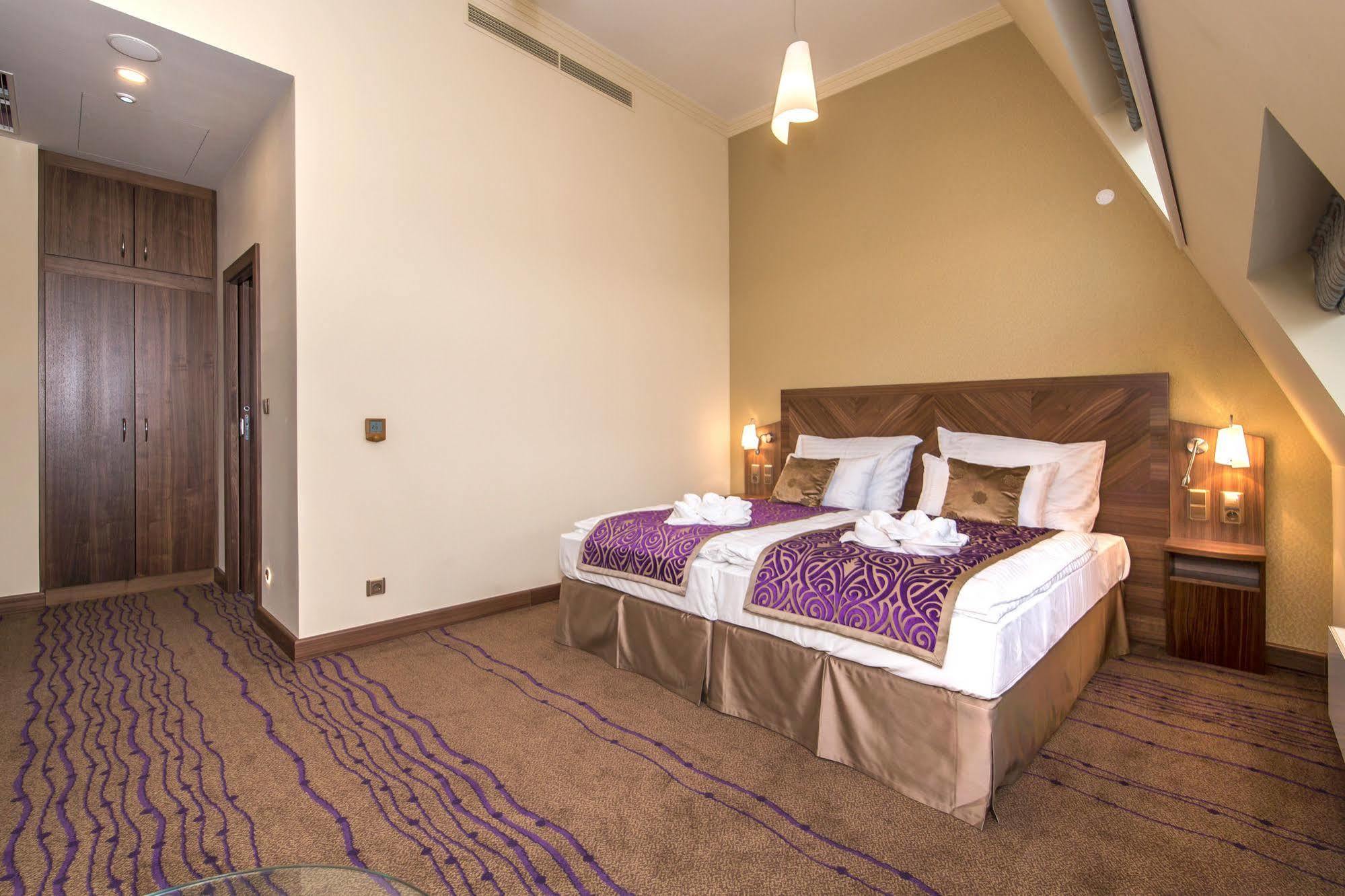 Merchants Crown Suites And Spa Prag Exterior foto Suite