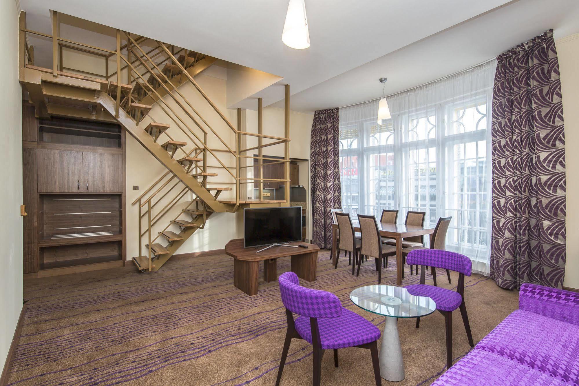 Merchants Crown Suites And Spa Prag Exterior foto A suite at the Radisson Blu Hotel, Prague