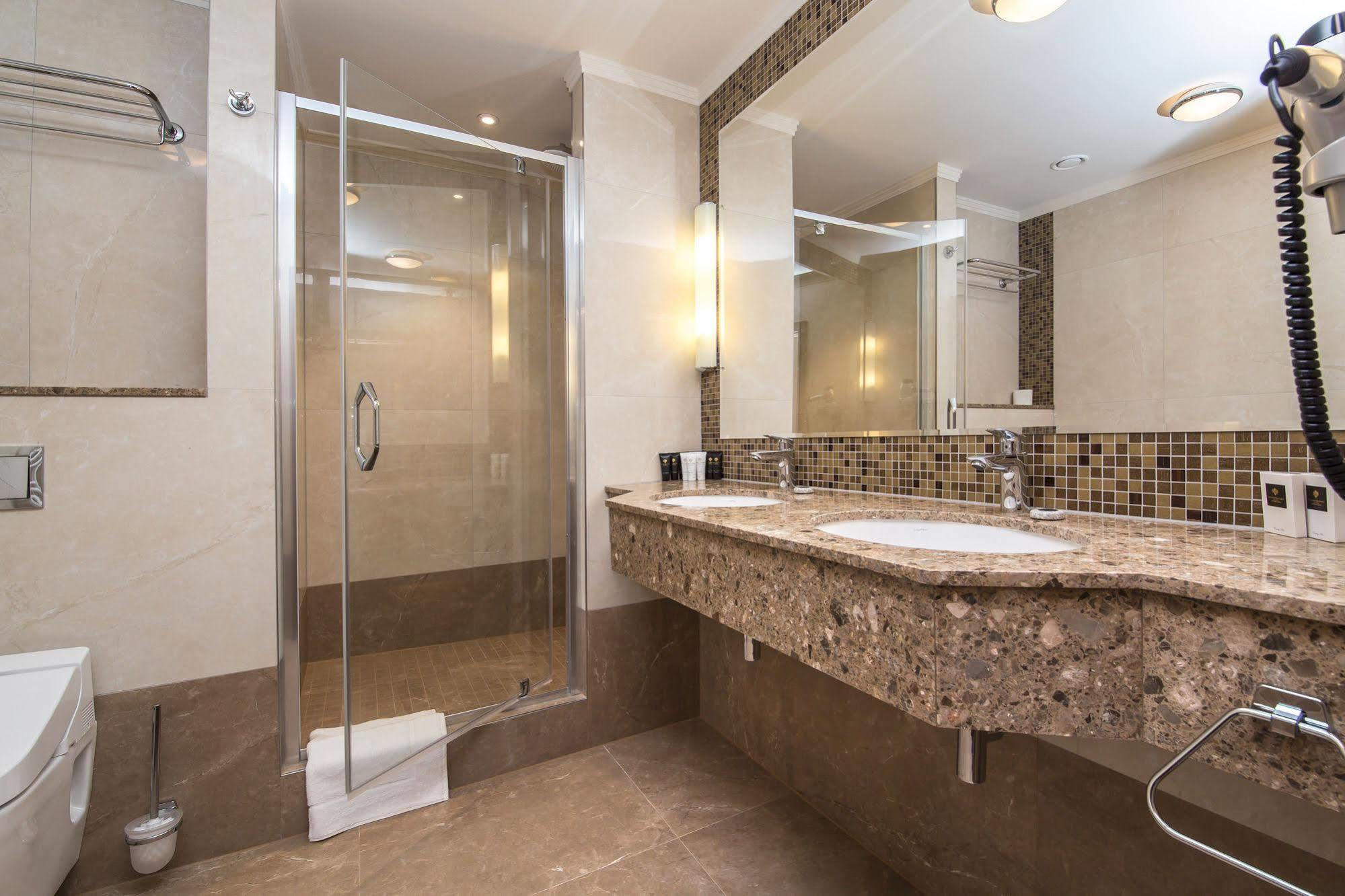 Merchants Crown Suites And Spa Prag Exterior foto A shower enclosure