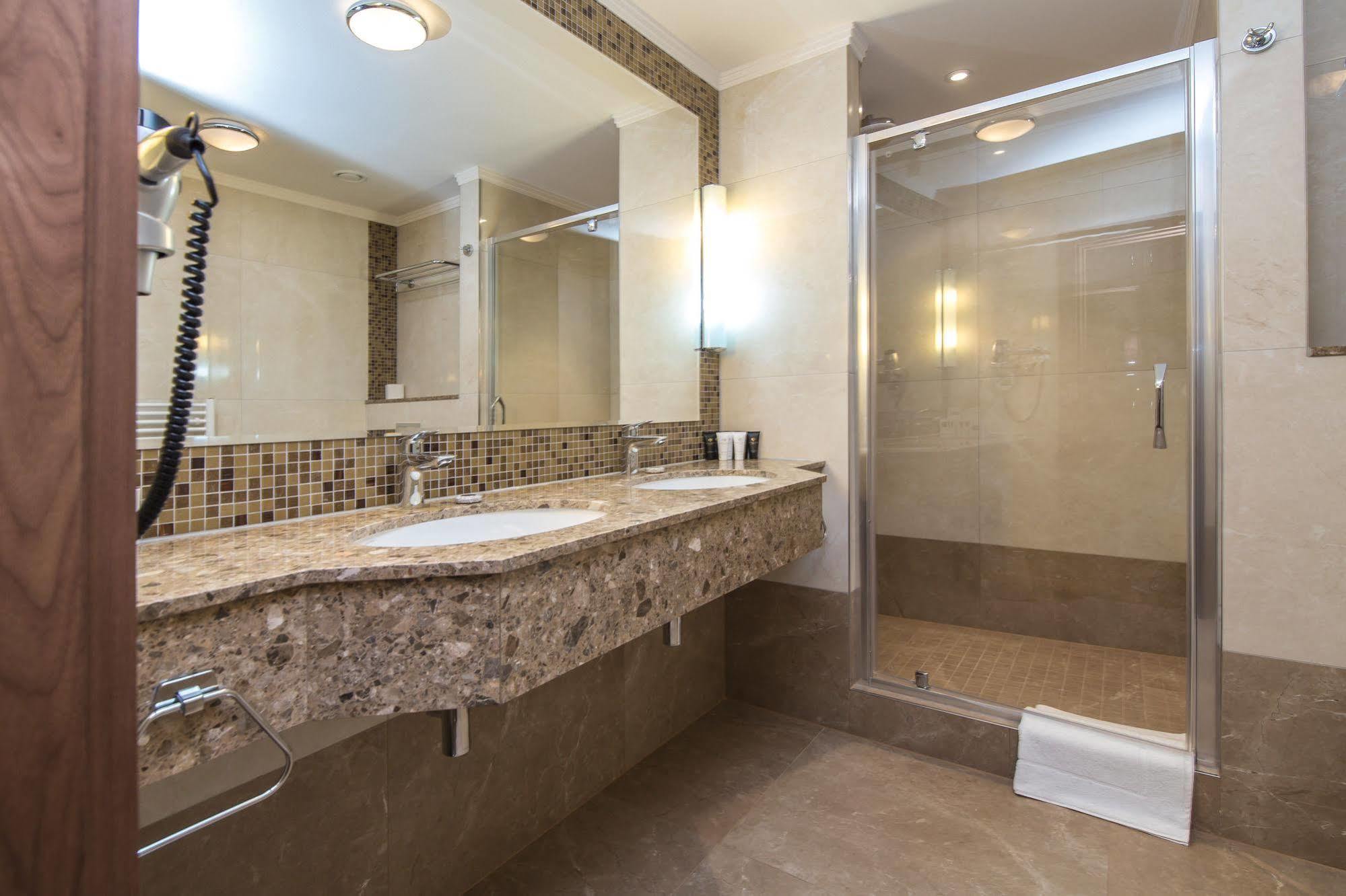 Merchants Crown Suites And Spa Prag Exterior foto A shower enclosure