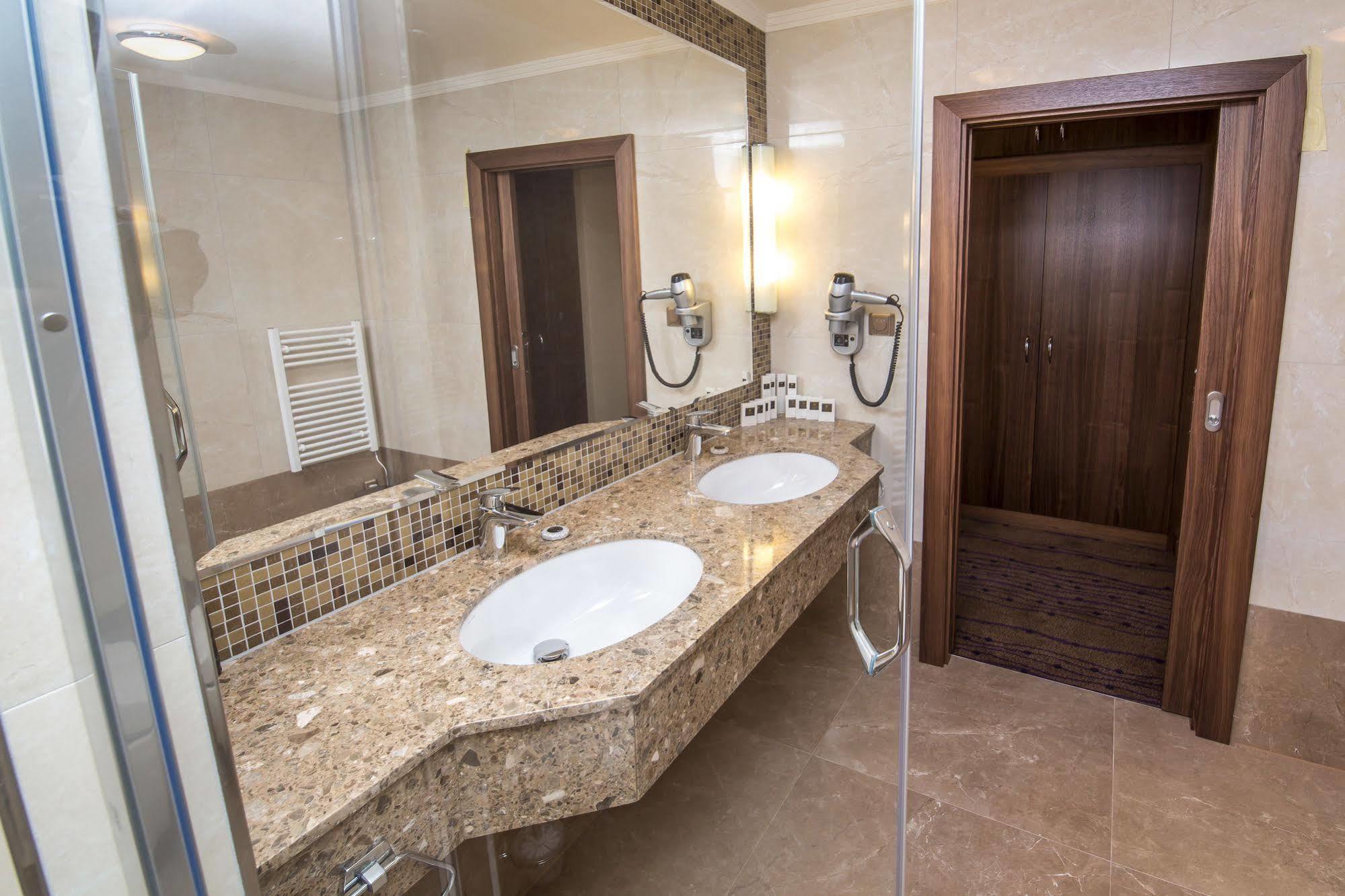 Merchants Crown Suites And Spa Prag Exterior foto Bathroom in a hotel