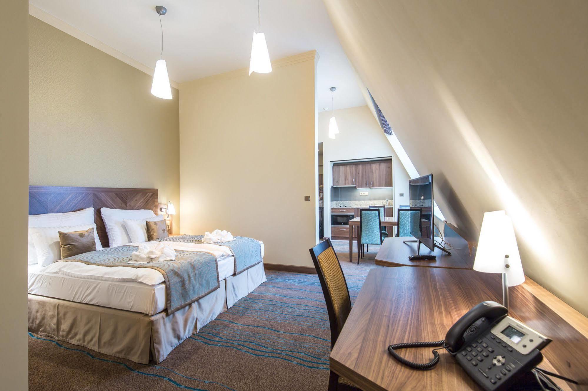 Merchants Crown Suites And Spa Prag Exterior foto A typical room at the hotel