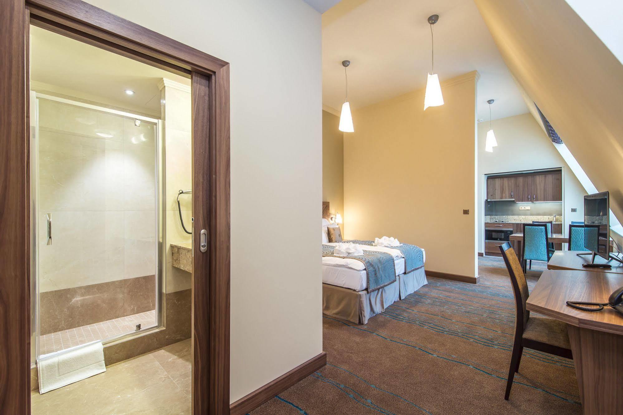 Merchants Crown Suites And Spa Prag Exterior foto A typical apartment