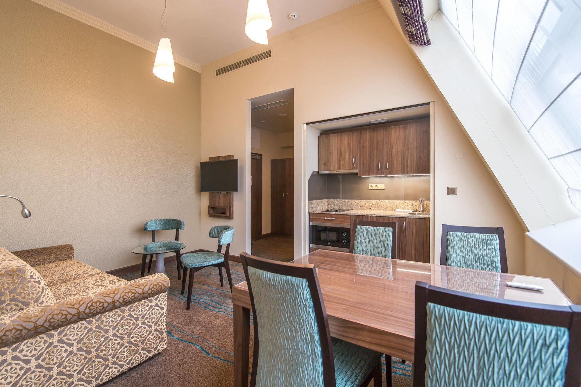 Merchants Crown Suites And Spa Prag Exterior foto A suite at the hotel
