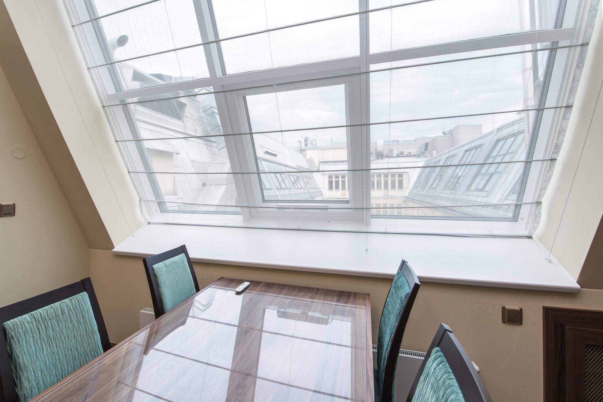 Merchants Crown Suites And Spa Prag Exterior foto Roman blinds