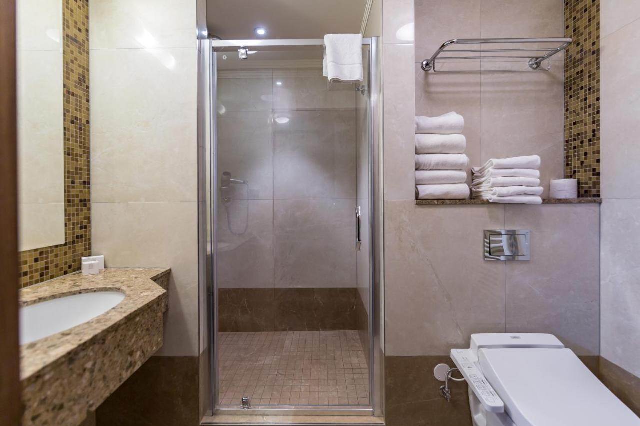 Merchants Crown Suites And Spa Prag Exterior foto A shower enclosure