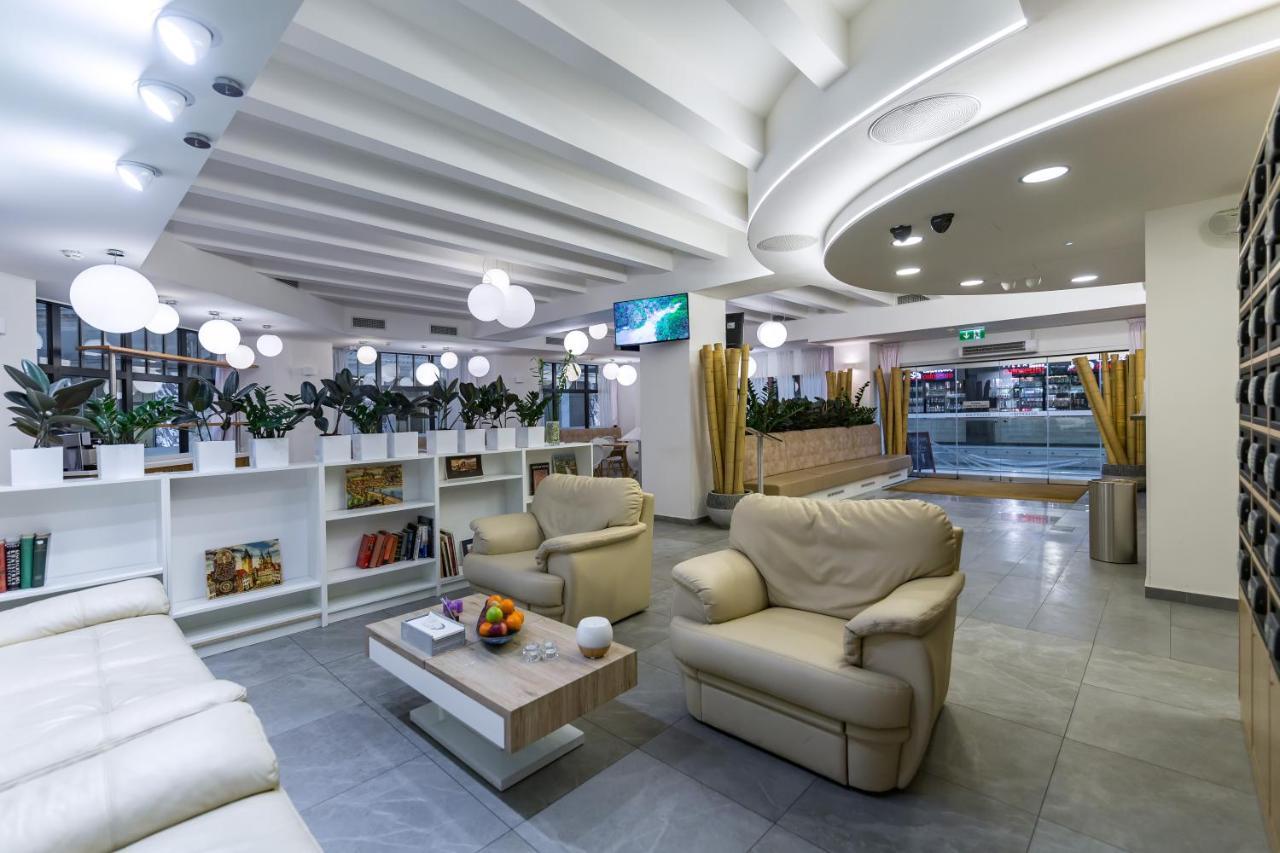 Merchants Crown Suites And Spa Prag Exterior foto Business lounge at Belgrade Nikola Tesla Airport