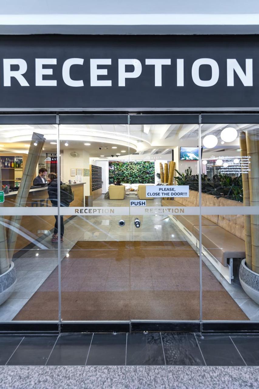 Merchants Crown Suites And Spa Prag Exterior foto Automatic door