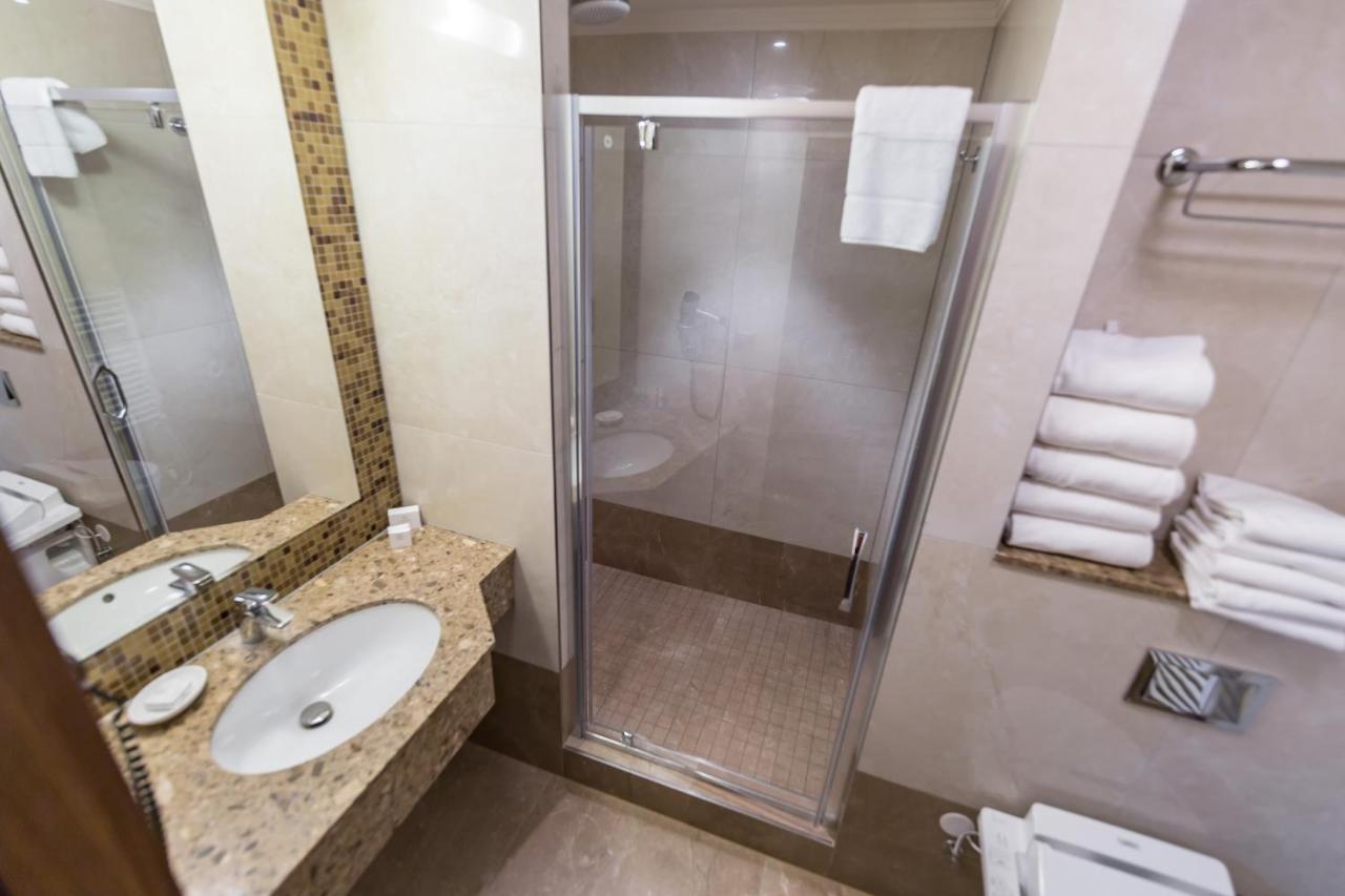 Merchants Crown Suites And Spa Prag Exterior foto A shower enclosure