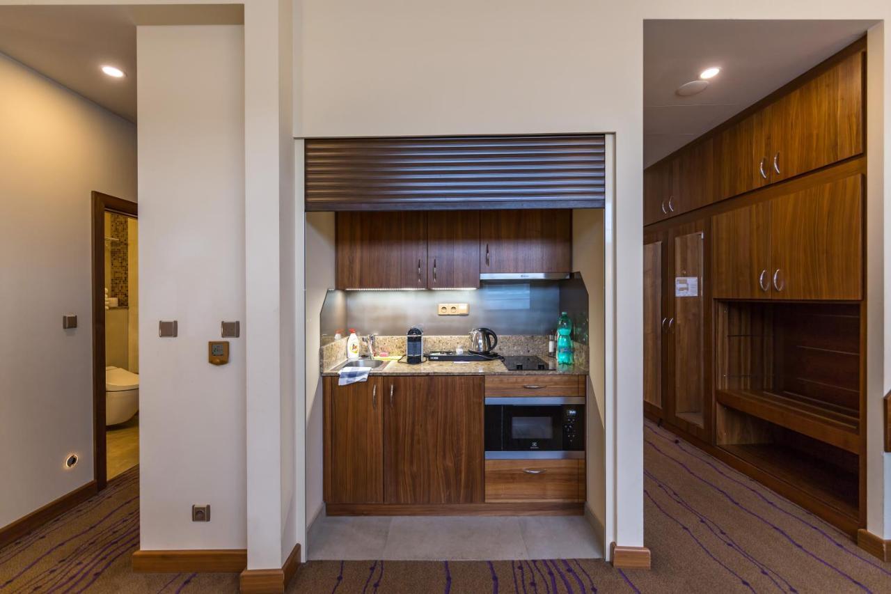 Merchants Crown Suites And Spa Prag Exterior foto A kitchenette in a hotel room