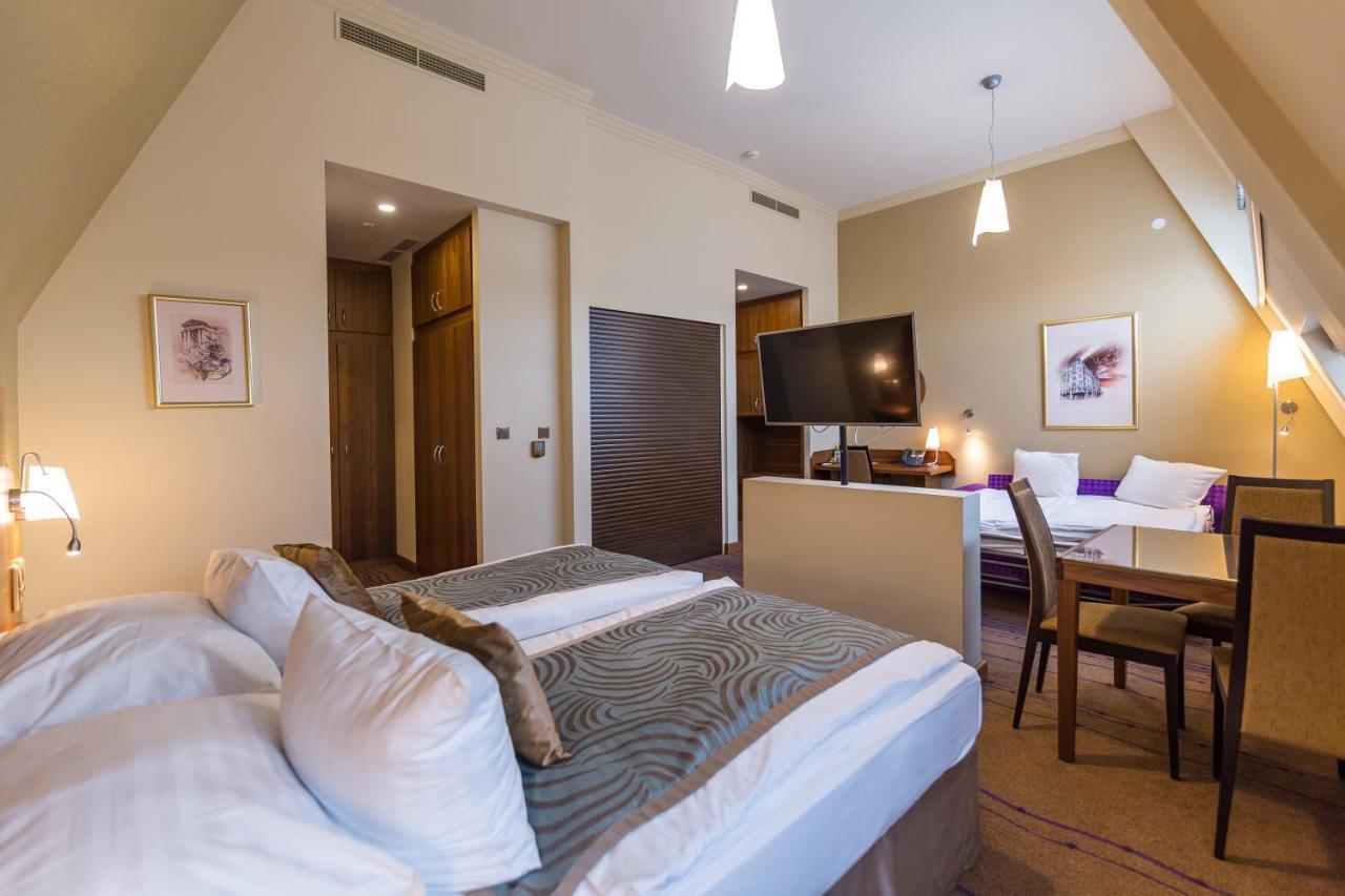 Merchants Crown Suites And Spa Prag Exterior foto Suite