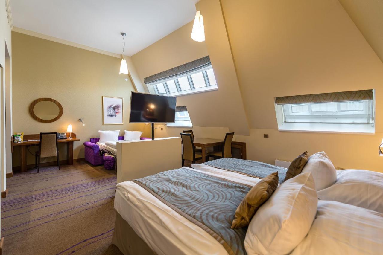 Merchants Crown Suites And Spa Prag Exterior foto A room at the hotel